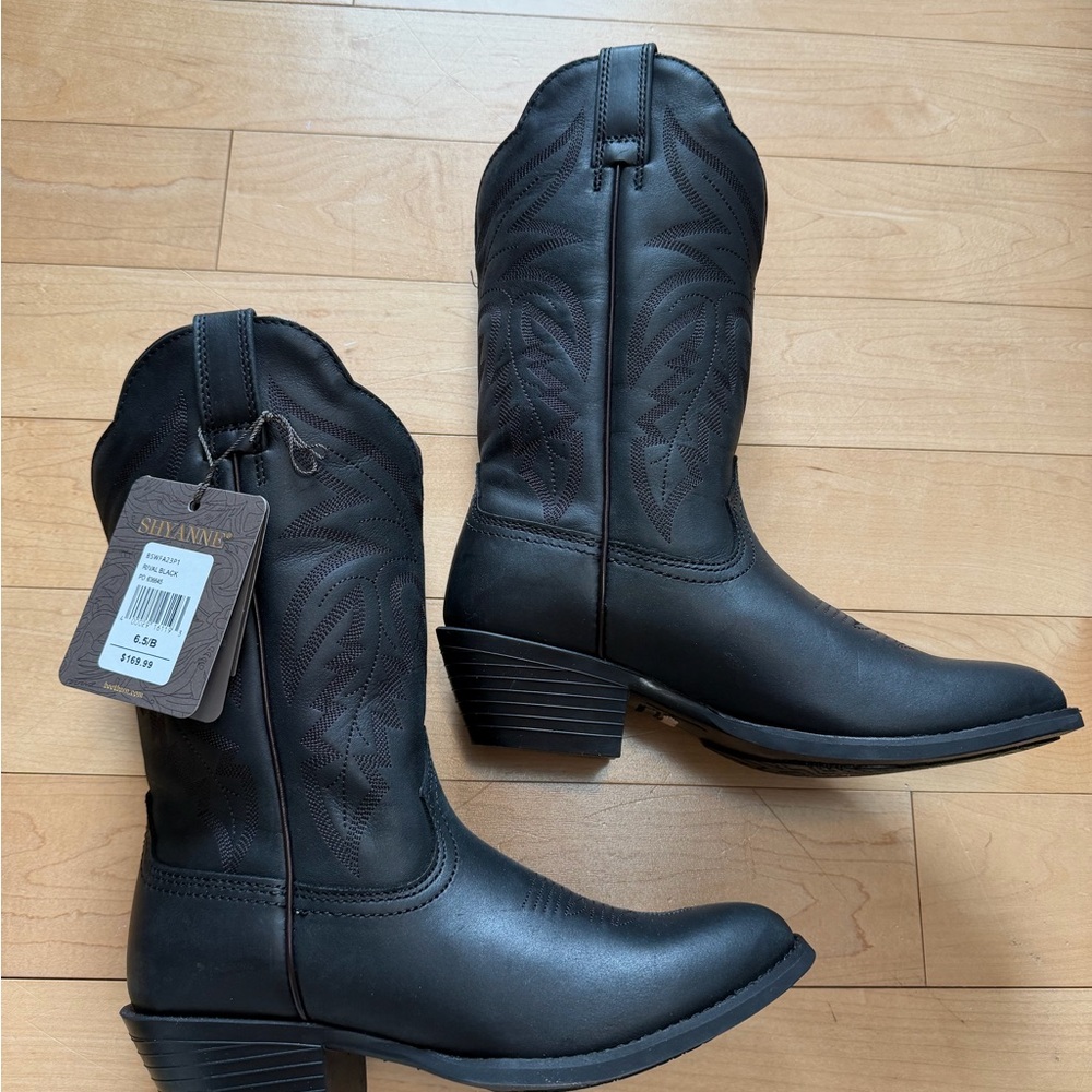NWT Shyanne Black Western Boot with Embossed Sole